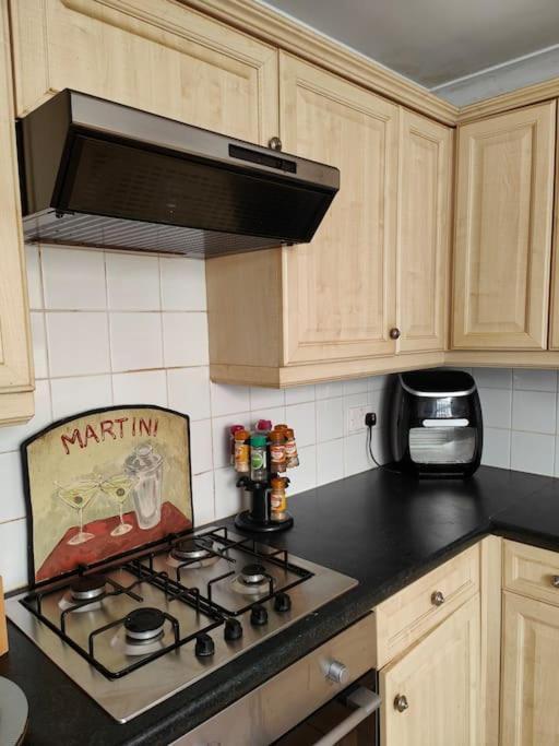 Apartment Beachfront 2-bedroom Garden Flat With Hot Tub, Sleeps 8