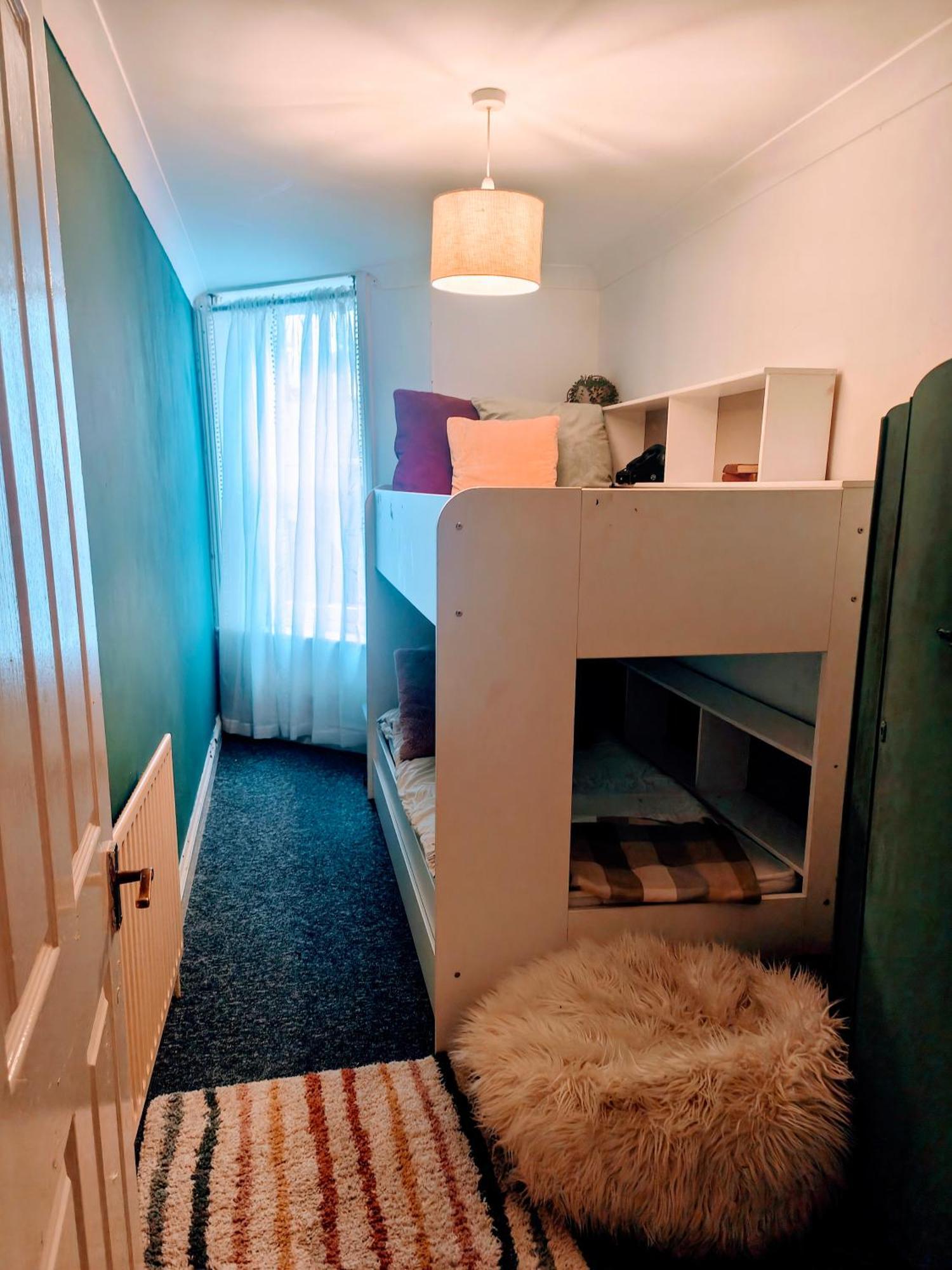 Apartment Beachfront 2-bedroom Garden Flat With Hot Tub, Sleeps 8
