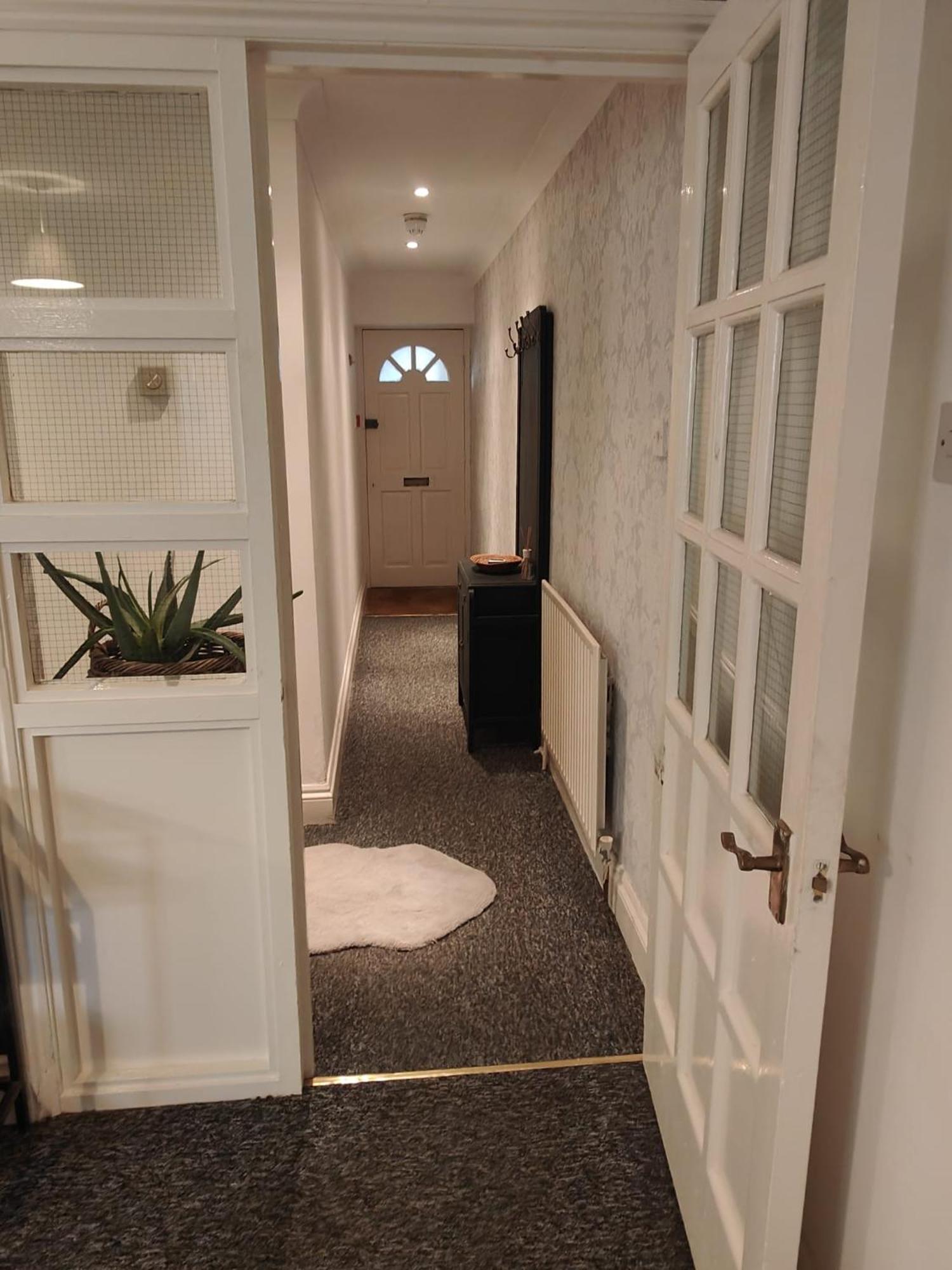 Beachfront 2-bedroom Garden Flat With Hot Tub, Sleeps 8