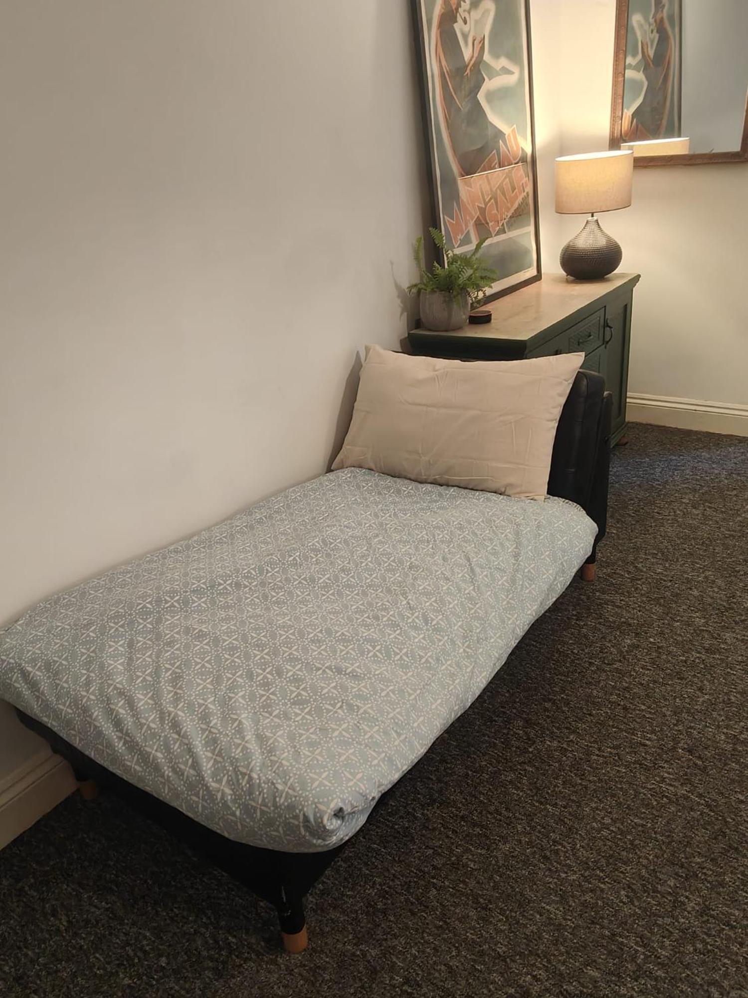 Beachfront 2-bedroom Garden Flat With Hot Tub, Sleeps 8 Brighton