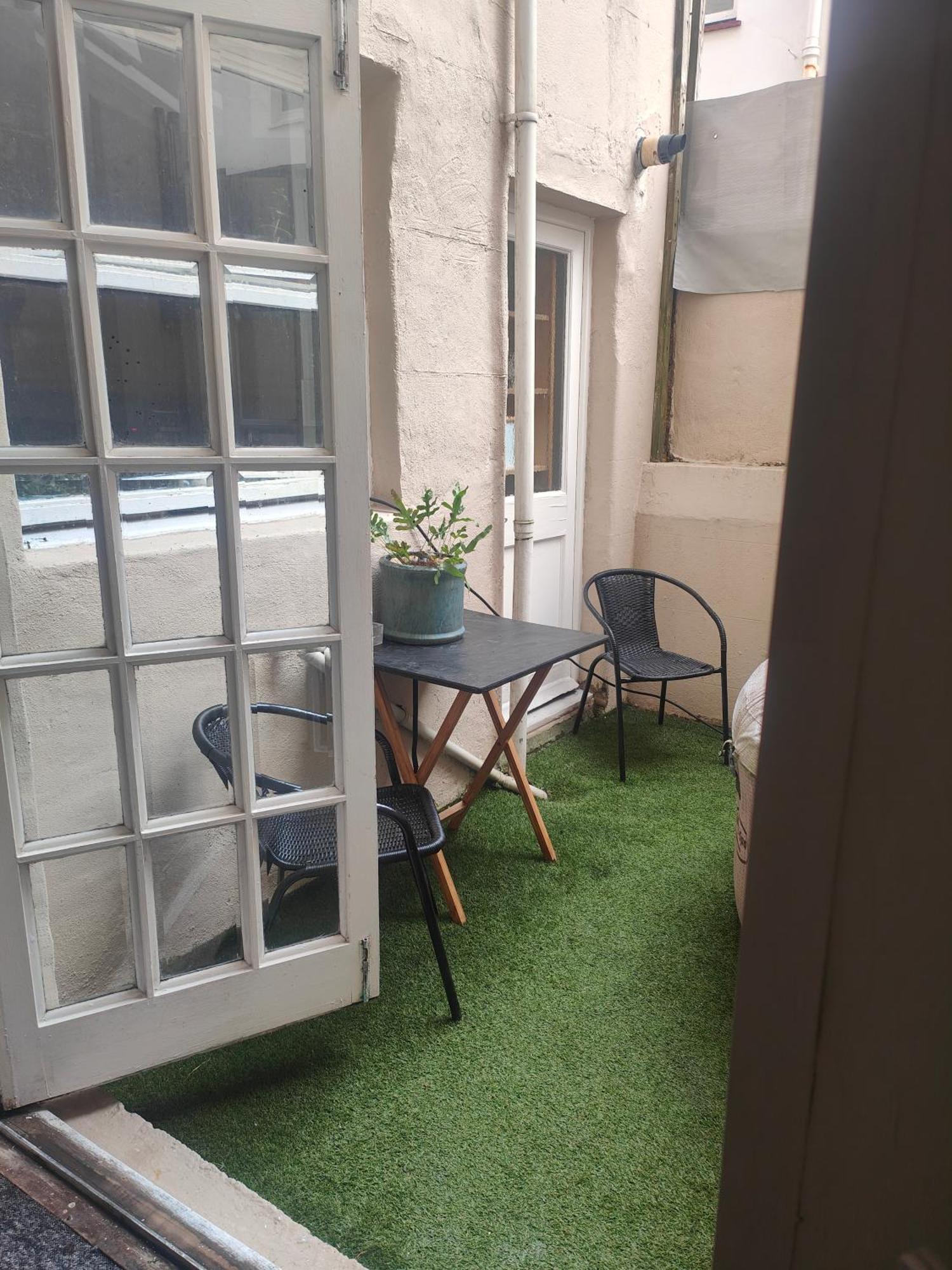 Beachfront 2-bedroom Garden Flat With Hot Tub, Sleeps 8 Apartment *